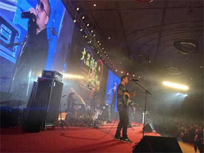 明星經(jīng)紀(jì)公司經(jīng)紀(jì)人蔣正力薦零點(diǎn)樂(lè)隊(duì)為大器資本慈善晚宴獻(xiàn)唱