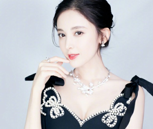 明星代言公司攜古力娜扎出席華泰珠寶發(fā)布會